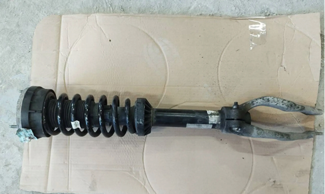 LR090615 Land Rover Стійка передня