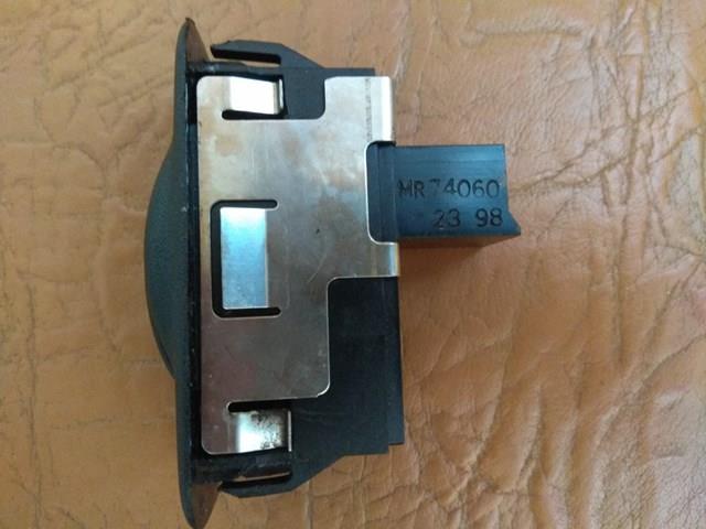 Купити MR740601 Mitsubishi Кнопковий блок керування склопідіймачами передній правий