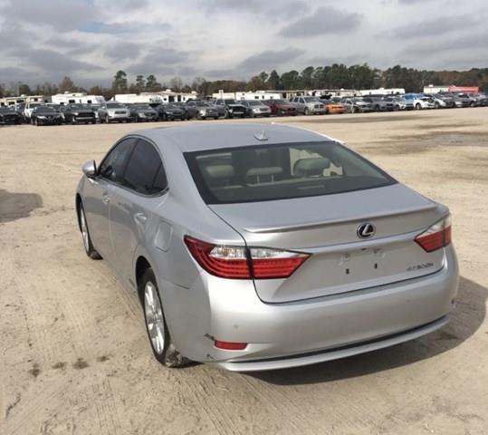 5831133090 Toyota Днище багажника / ніша запасного колеса