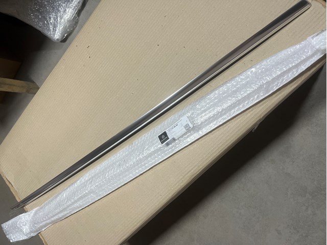 A1777258600 Mercedes Молдинг опускного скла нижній, двері передньої, правої