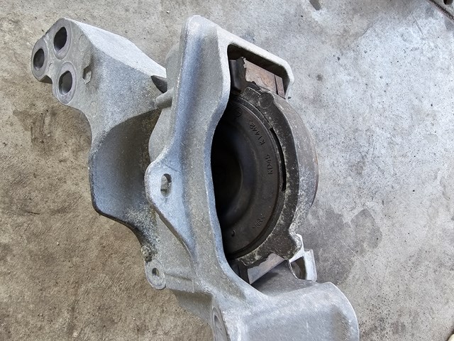 Купити GJL139060 Mazda Подушка (опора) двигуна, права
