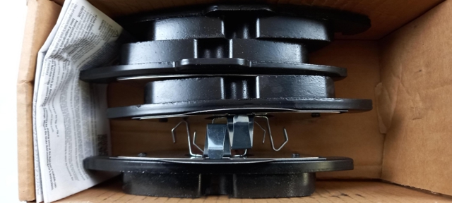 Передні тормозні колодки LR134693 Land Rover