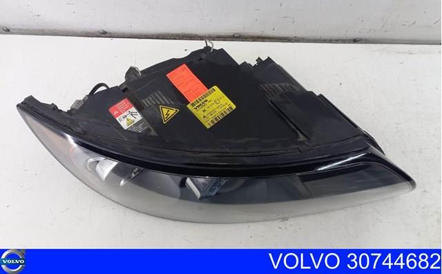 30678210 Volvo Фара правая