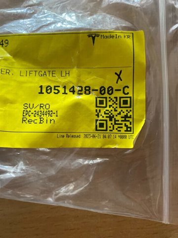 105142800C Tesla Відбійник п'ятої двері