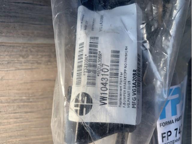 VW1043107 Various Кронштейн бампера переднього, правий