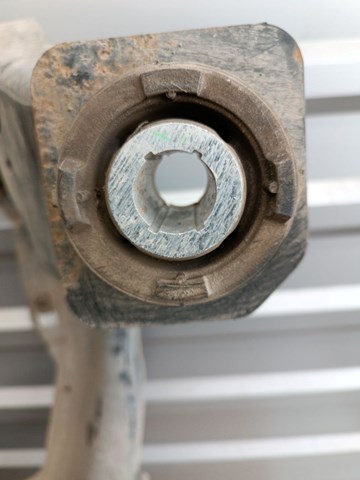 LR072058 Land Rover Передня балка