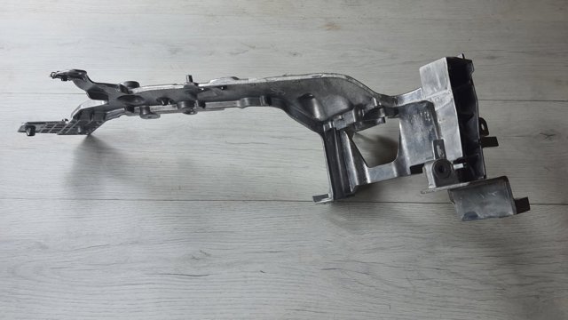 Рамка радіатора права Volvo 32396095