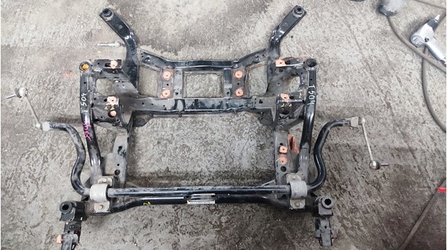 LR143211 Land Rover Передня балка