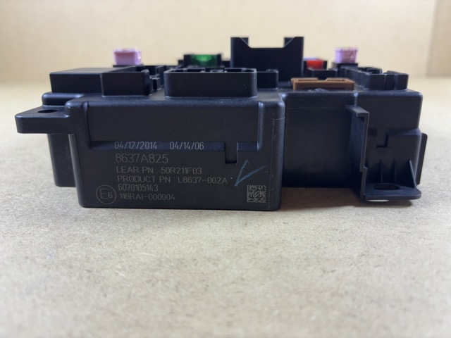 8637A825 Mitsubishi Блок запобіжників задній, салонний