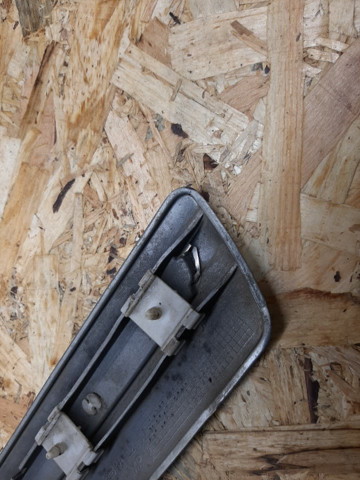 Молдинг переднього лівого крила Mercedes A2106900182