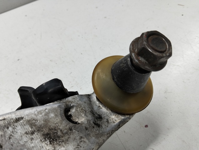 Купити 545001DR0A Nissan/Infiniti Важіль передньої підвіски нижній, правий