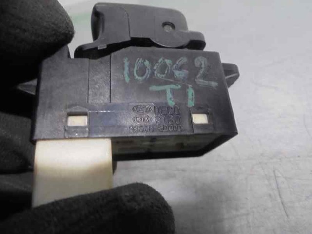935782D000 Hyundai/Kia Кнопка підйомника переднього правого скла