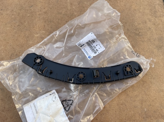 Напрямна переднього бампера, права Peugeot/Citroen 9830712980