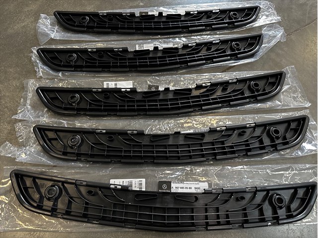 Накладка бампера переднього Mercedes A9108850700 ціна, від 40.69 USD