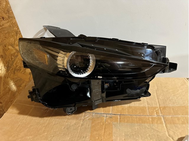 Фара передня права Mazda DGJ151030B