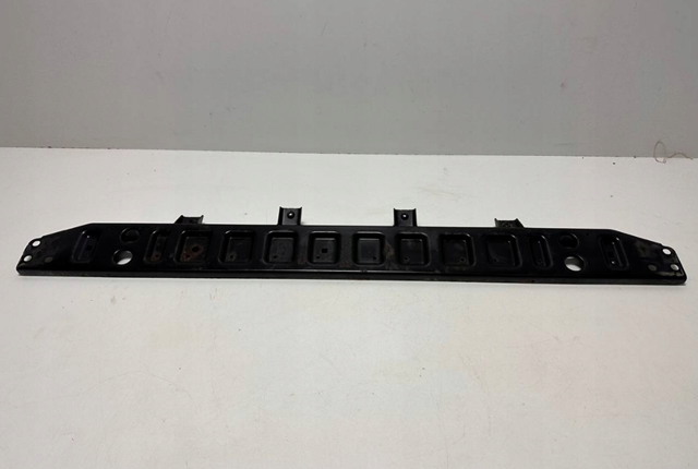 Кронштейн радіатора нижній LR060346 Land Rover