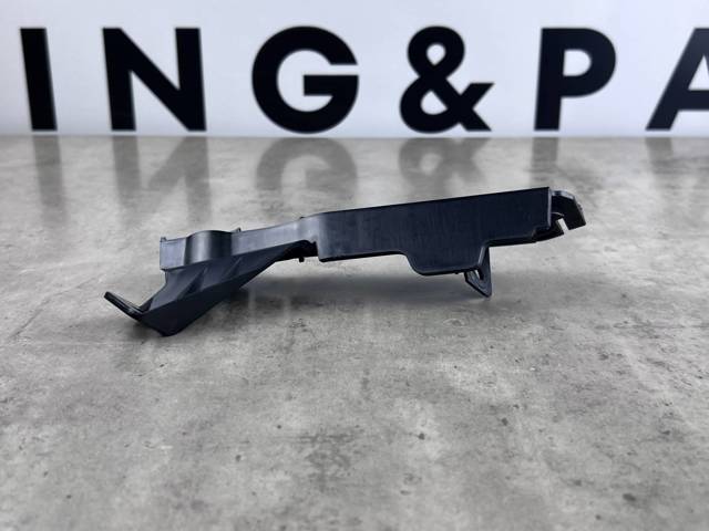 Кронштейн бампера переднього, правий LR099404 Land Rover