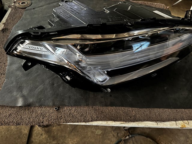 Фара передня права Volvo 31655715