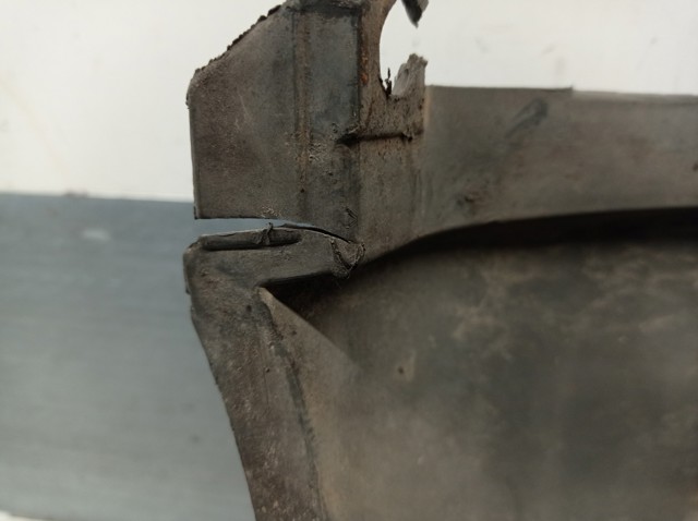 Ікло заднього бампера праве Iveco 500326836