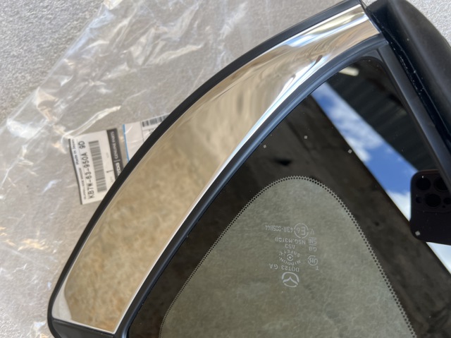 KB7W63950A9D Mazda Скло кузова/багажного відсіку, ліве