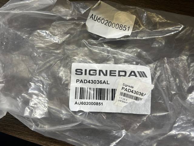 Кронштейн підсилювача переднього бампера PAD43036AL Signeda