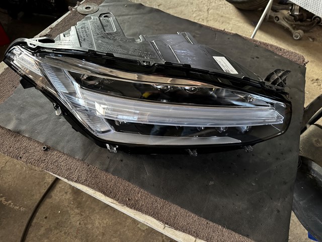 Купити 31655715 Volvo Права блок фара
