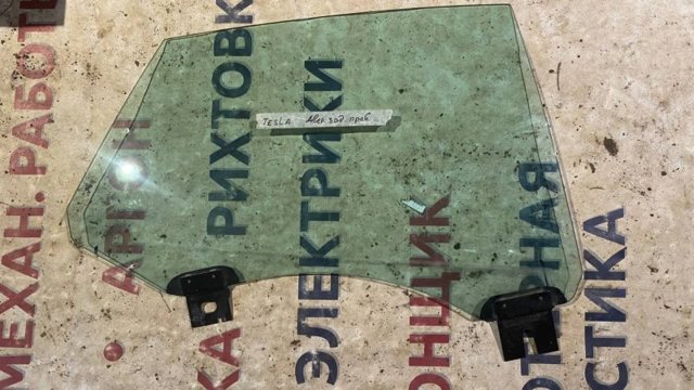 Скло задньої двері лівої 600633500D Tesla