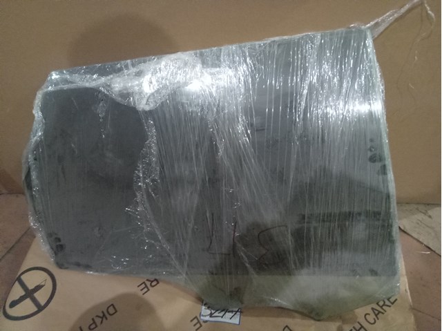 Скло задньої двері правої LR058833 Land Rover