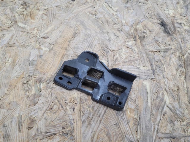 Купити KSD450162 Mazda Кронштейн решітки радіатора