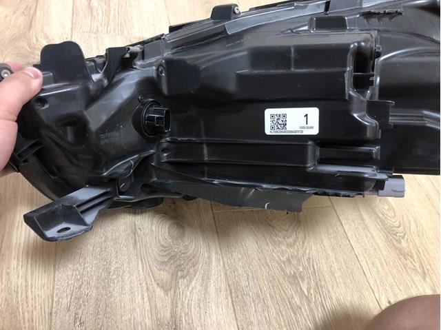 811100E460 Toyota Фара передня права