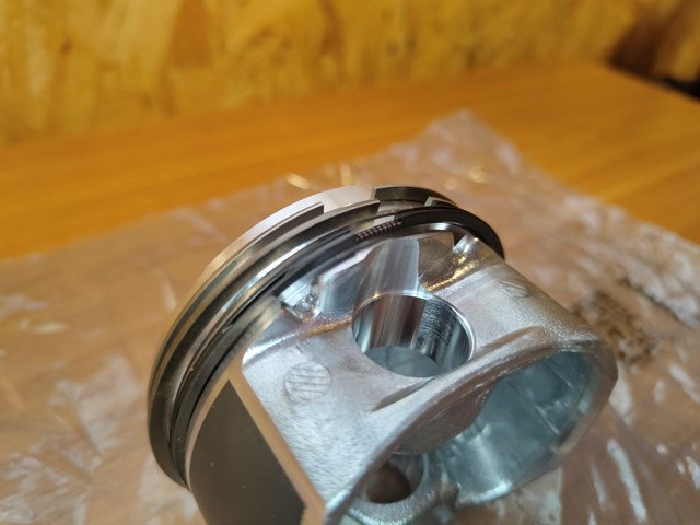 0100501 Mahle Original Поршень в зборі