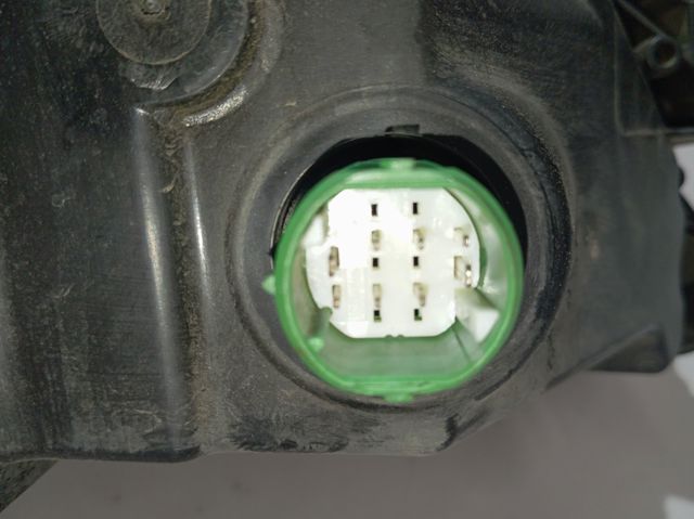 1682748980 Peugeot/Citroen Фари