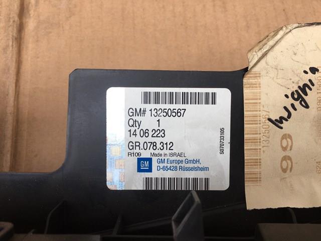 13250567 General Motors Кронштейн бампера переднього, центральний