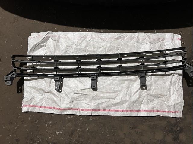5310260010 Toyota Решітка переднього бампера, центральна