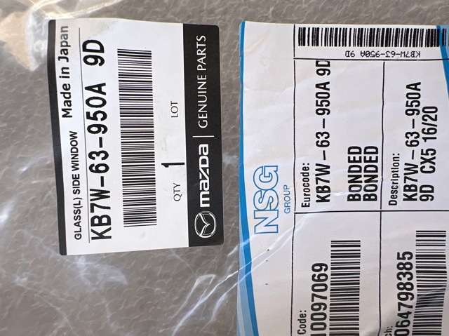 Скло багажного відсіку, ліве KB7W63950A9D Mazda