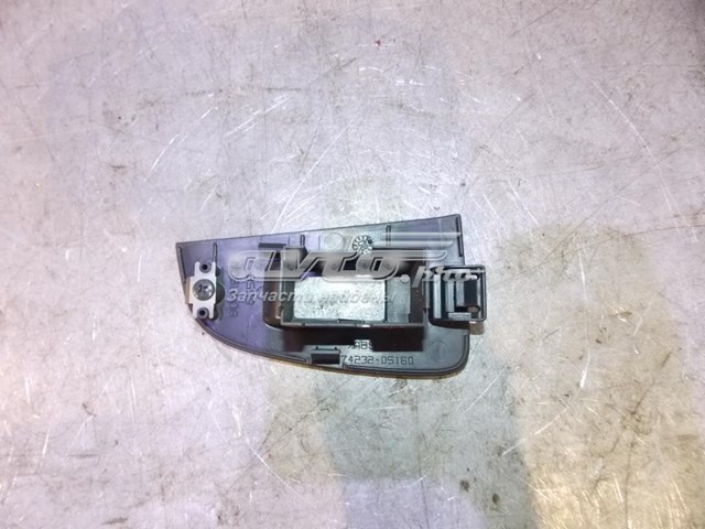 7427205020B0 Toyota панель-накладка блока керування склопідйомника, задня ліва