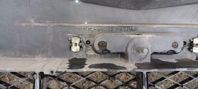 Передній бампер B30K50031 Mazda