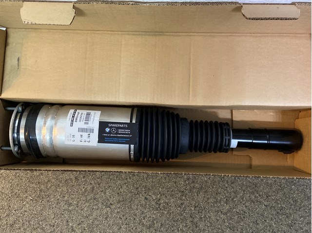 LR102251 Land Rover Ліва передня стійка