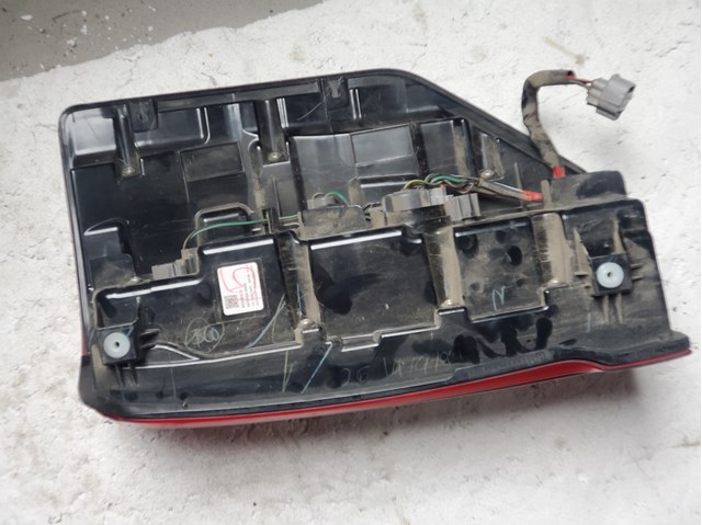 8330B215 Mitsubishi Задня ліва фара