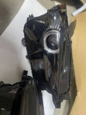 Фара передня права Mazda DFR751030